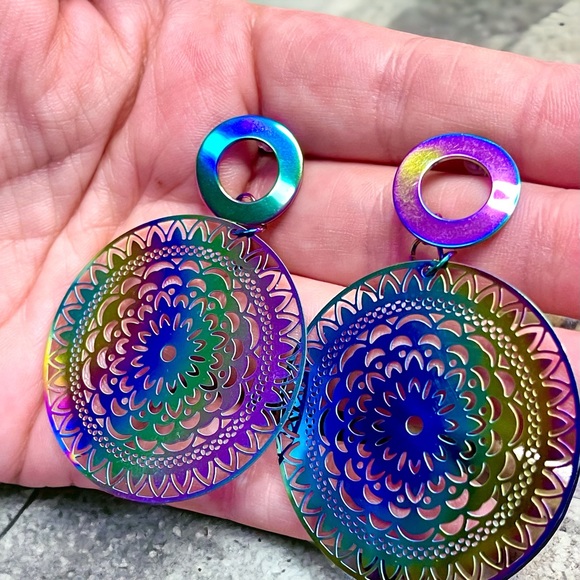 Oil slick medallion dangle post earrings - Picture 3 of 3